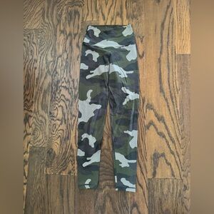 Offline by Aerie women’s small Green & black Camo Leggings women’s like new